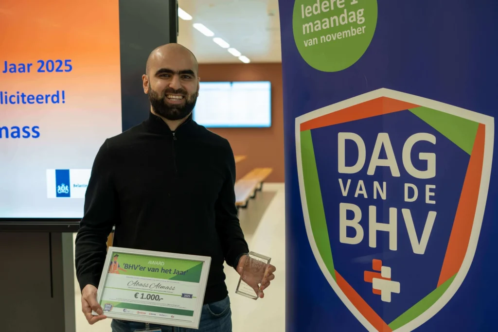 Abass Almass Met Oorkonde En Award Tiny Scaled